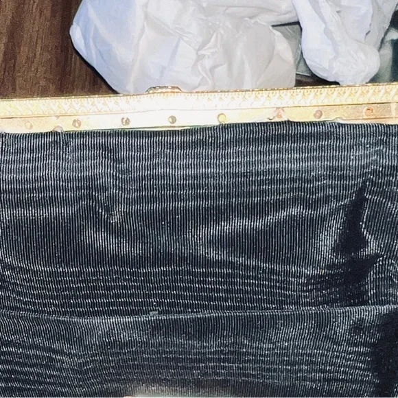 Spectacular Vintage Pettipoint Purse with Kisslock Change Purse and Mirror - Picture 13 of 15